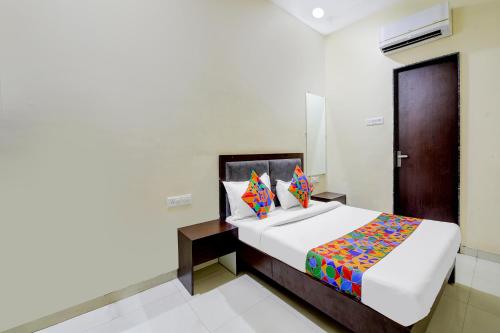 Una cama o camas en una habitación de FabHotel The Shloka