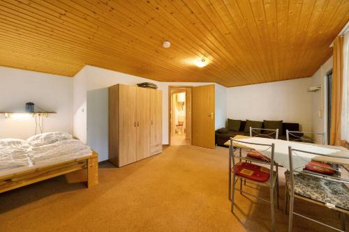 a room with a bed and a table in it at Bungalow 25 - Kimbucht in Reichendorf