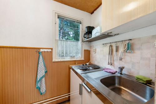 a small kitchen with a sink and a window at Bungalow 32 - Kimbucht in Reichendorf