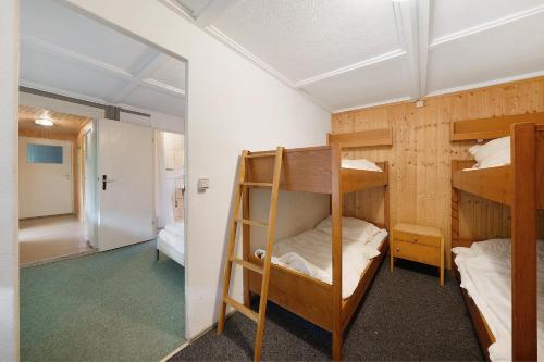 a bunk bed room with two bunk beds and a hallway at Bungalow 35 - Kimbucht in Reichendorf