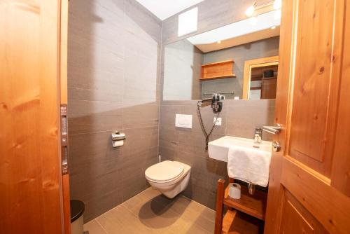 a bathroom with a toilet and a sink at Duxeranger C Top 8 in Krimml