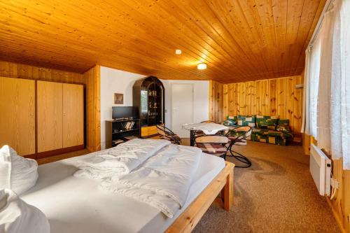 una camera da letto con un letto e un soffitto in legno di Bungalow 12 - Kimbucht a Reichendorf