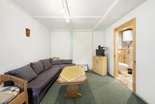 un soggiorno con un divano e un tavolo di Bungalow 36b - Kimbucht a Reichendorf