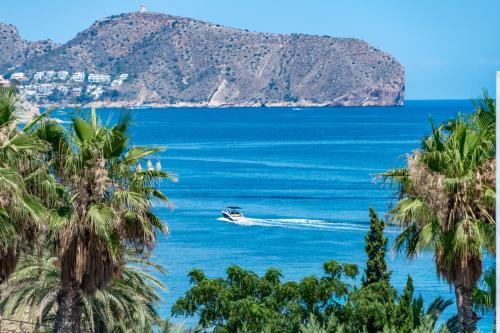 ベニッサにあるLA MAR - Managed by Almarinaのヤシの木が植えられた海の船