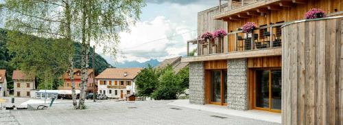 NavenzeにあるLocanda Valmorelの花が咲くバルコニー付きの建物