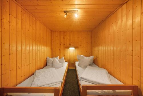 ReichendorfにあるBungalow 37a - Kimbuchtの木製の壁の部屋にベッドが2つある