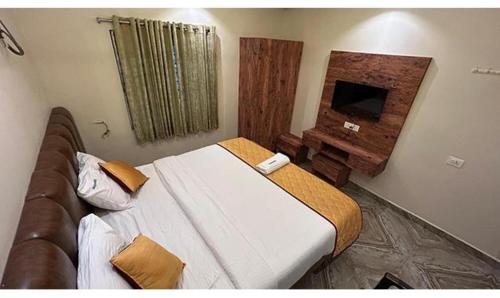 Un pat sau paturi într-o cameră la FabHotel Pranavam Residency