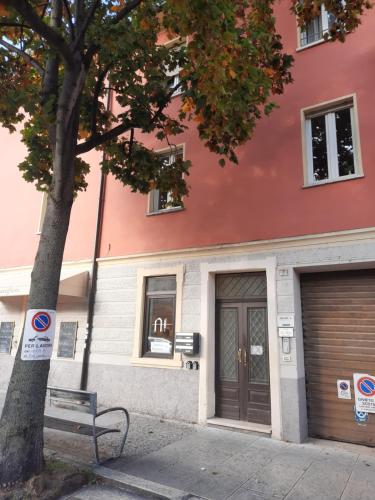 een bankje voor een gebouw met een deur bij Domus 1 in Negrar