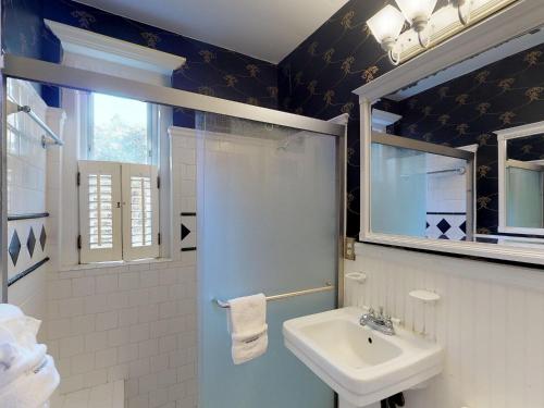 un bagno con lavandino e doccia di Southern Charm on Liberty a Savannah