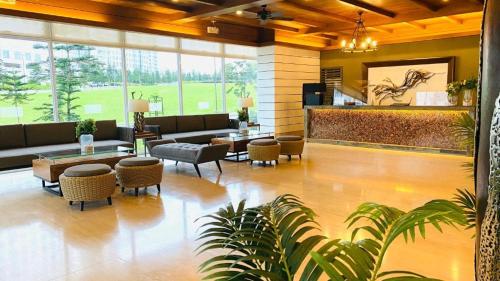 eine Lobby mit Sofas, Tischen und Stühlen in der Unterkunft Blissful Homestay in Kaybagal