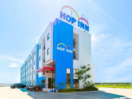 a building with a hoo inn sign on it at HOP INN Sakon Nakhon in Sakon Nakhon
