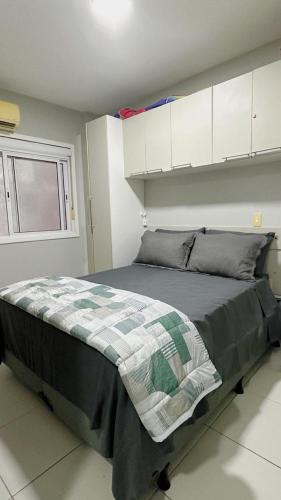 a bedroom with a bed in a room at Apartamento Centro Capão da Canoa 2 Quadras do mar in Capão da Canoa