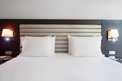 サンタクルス・デ・テネリフェにあるEurostars Atlántidaの大型ベッド(白い枕付)