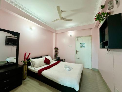 Un dormitorio con una cama y un ventilador de techo. en Grand Selim Resort & Tour – GSRT, en Sreemangal