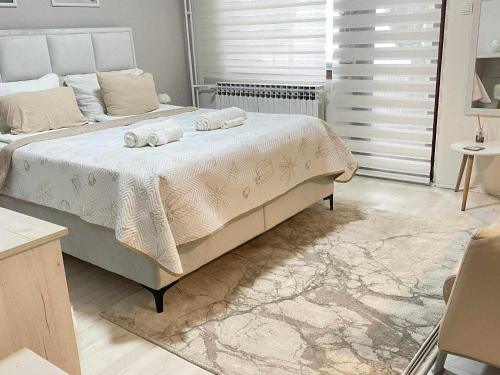 Ένα ή περισσότερα κρεβάτια σε δωμάτιο στο Apartman Safir 1 & Apartman Safir 2 & Apartman Safir 3