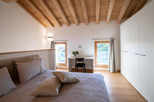 Un dormitorio con una cama grande y un escritorio. en Casa Capitania, en Farra di Soligo