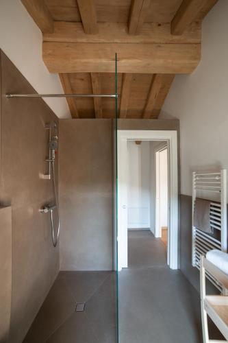 a bathroom with a glass shower and a ceiling at Casa Capitania in Farra di Soligo