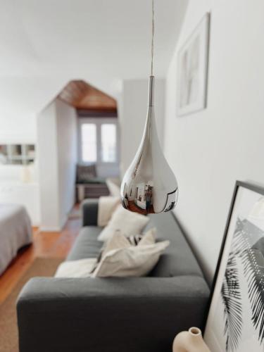 een woonkamer met 2 banken en een lamp bij Lisbon Apartment HomeMode Príncipe Real 