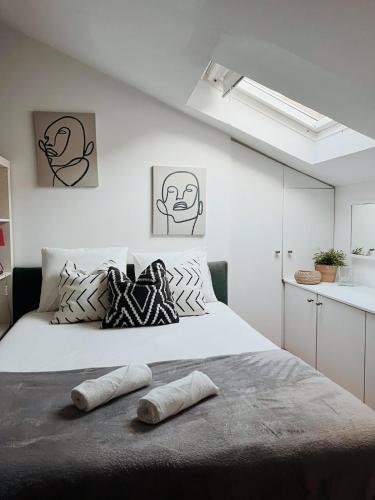 een slaapkamer met een groot wit bed met twee kussens bij Lisbon Apartment HomeMode Príncipe Real 