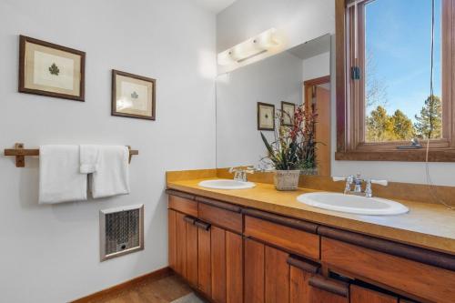 ウィルソンにあるRMR: Wheatgrass 2222 Condo in The AspensWilsonWYの洗面台が2つと大きな鏡があるバスルーム