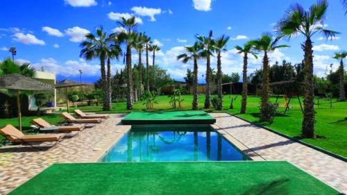 Piscina de la sau aproape de Maison D'hôte - Villa Privée et Paisible avec Déj' Marocain Offert