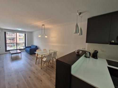 a kitchen and living room with a table and chairs at Al lado de la playa, restaurantes y el WTC in Montevideo