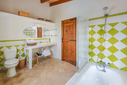 a bathroom with a toilet and a sink and a shower at Villa Sa Fontasa in Moscari