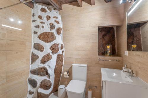 a bathroom with a giraffe shower curtain next to a toilet at La Generosa in Arona