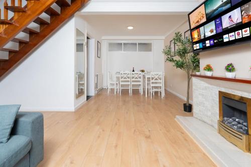 ウォーターロービルにあるOpen Mind Property - Hottub, Sleeps10 & Parkingのリビングルーム(暖炉付)、ダイニングルーム