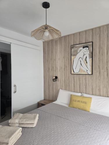 a bedroom with a bed and a painting on the wall at Apartamento relax Tauro in Mogán