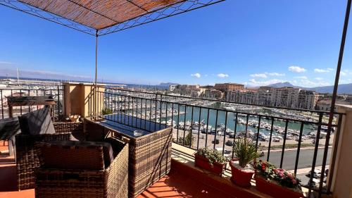 Un balcón con vista al mar y a la ciudad. en Kasa Kala Rooms & Apartments, en Palermo