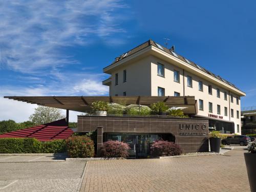 カントゥにあるAxolute Comfort Hotel Como Cantùの大きな白い建物のあるホテル