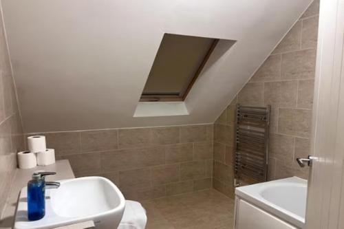 Koupelna v ubytování Syster Properties Leicester LE3 Stay with Free Parking Peaceful Area at Sangha walk
