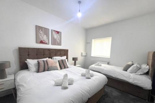 Postel nebo postele na pokoji v ubytování Syster Properties Leicester LE3 Stay with Free Parking Peaceful Area at Sangha walk
