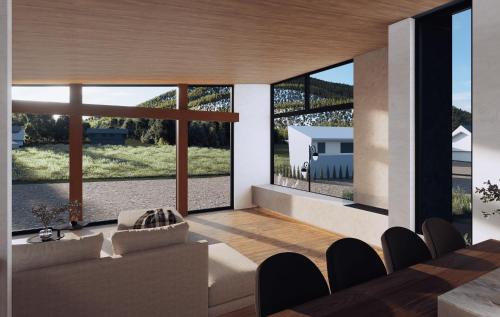 ein Wohnzimmer mit Tisch und Stühlen und großen Fenstern in der Unterkunft Amber Echoland MrT by Jade Group in Hakuba
