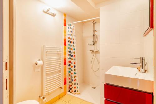Un baño con lavabo y ducha en Studio Wellness & Détente Cosy, en Maubec
