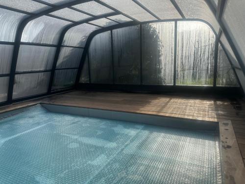 Swimmingpoolen hos eller tæt på Maison avec piscine chauffée toute l'année