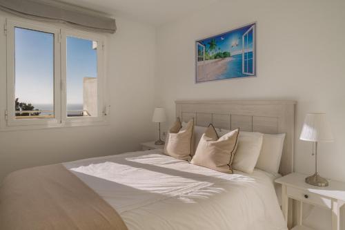 Stylish 2BR Apt | Balcony & Sea Views