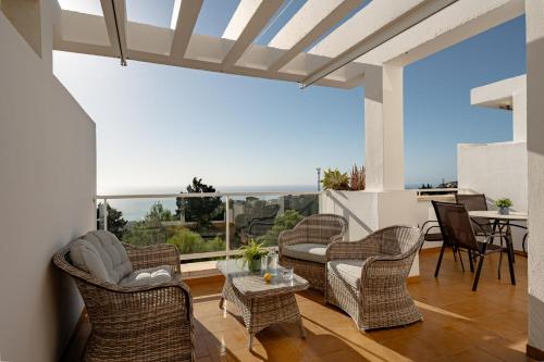 Stylish 2BR Apt | Balcony & Sea Views