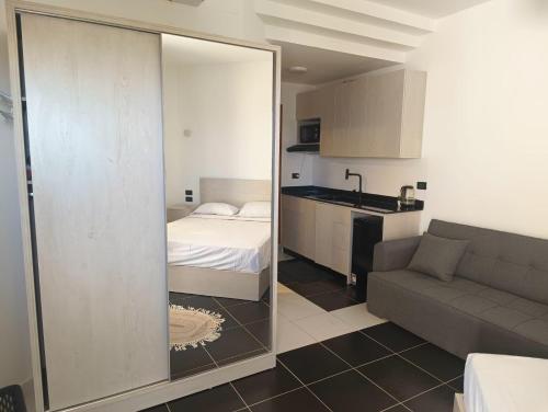 Cette chambre comprend un lit et une cuisine avec un miroir. dans l'établissement Royal Beach Resort, à Hurghada