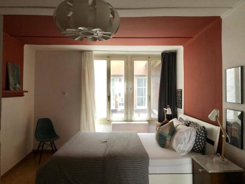 Un dormitorio con una cama grande y una ventana. en Steps To Bern's Best Historic Sites!, en Berna