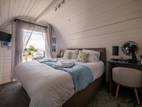 Postel nebo postele na pokoji v ubytování Cosy Glamping Pod with Ensuite WC Near Kingsbridge & Salcombe