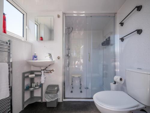 Koupelna v ubytování Cosy Glamping Pod with Ensuite WC Near Kingsbridge & Salcombe