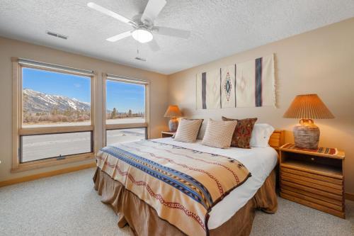 una camera da letto con un letto e una grande finestra di RMR: Greyling 4513 Condo in The AspensWilsonWY a Wilson