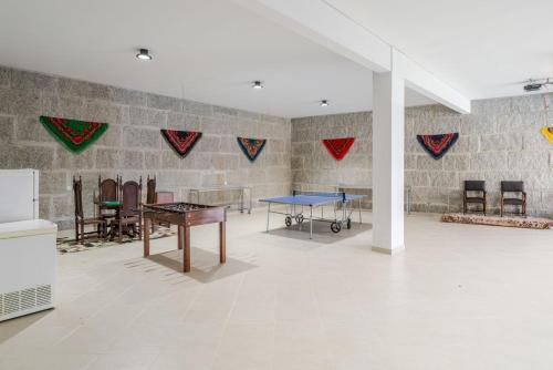 Habitación con mesa de ping pong en Calejo House – Pool & Sports & Grill Retreat, en Nogueira