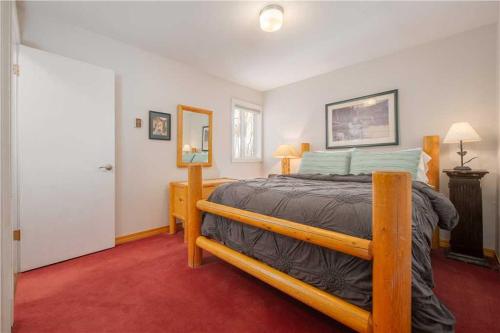 Postel nebo postele na pokoji v ubytování RMR: Gros Ventre A5 Condo in Teton Village