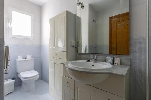 un baño con lavabo e inodoro en House Falucho playa, en Motril