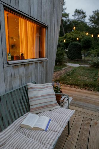 two books sitting on a bench on a porch at Tiny House Alba - ervaar tiny house living in Diessen