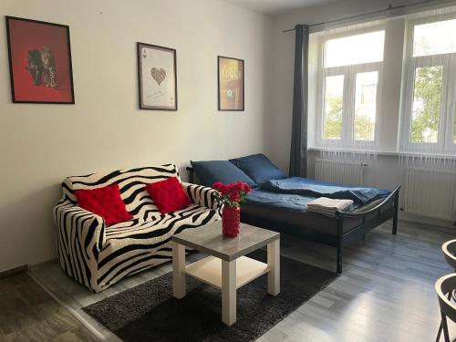 un salon avec un canapé et une table dans l'établissement Tiffany Apartment in the City Center, à Bratislava