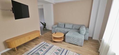 una sala de estar con un sofá y una mesa en Park home, en Baia Mare